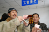 夢(mèng)見(jiàn)有人上門來(lái)討債：揭秘夢(mèng)境中的財(cái)務(wù)焦慮
